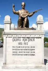 Çıldırlı Âşık Şenlik anıtı; kaidesinde 1850–1913 tarihleri ve “Can sağ iken yurt vermeniz düşmana” dizesi