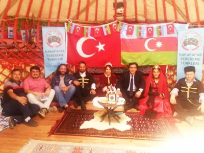 Otağ içinde geleneksel kıyafetli dernek üyeleri